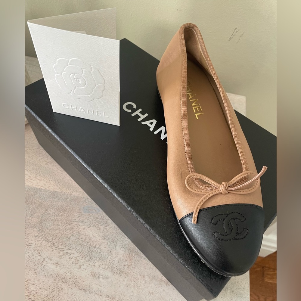 2022 Chanel ballet flats in black and beige size 37.5